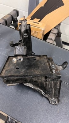 Toyota yaris 3 2019r основание аккумулятор фото №1