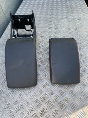 Подлокотник кожаный octavia iii 3 czarna czerwon фото №1