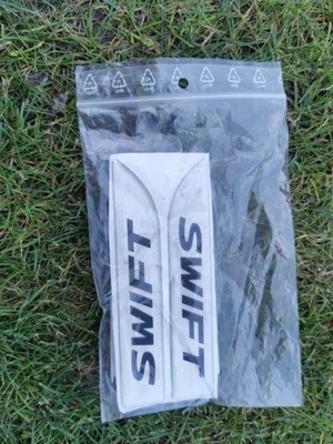 Suzuki Swift komplet emblemat znaczek na błotnik