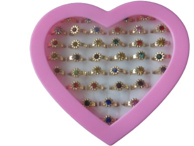 Plastové prstene s očkom v ozdobnej krabičke v srdci 36 ks darček
