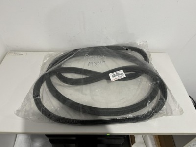 Прокладка крышки багажника задняя toyota yaris cross 67881-0d240 фото №1