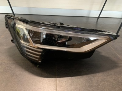 Лампа права audi etron e-tron 4ke фото №1