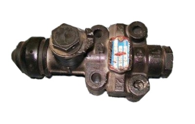 Клапан вирівнювальний підвіска iveco sv1260 фото №1