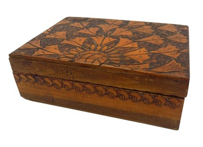 szkatułka drewniana ręcznie zdobiona PRL
