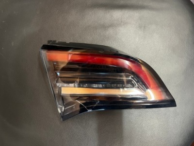 Задня ліва лампа tesla 3 оригінальна 1077401 1077403 фото №1
