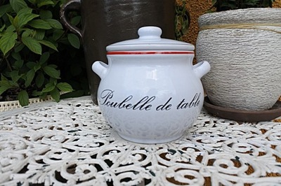 Porcelanowy pojemnik z przykrywką - Francja