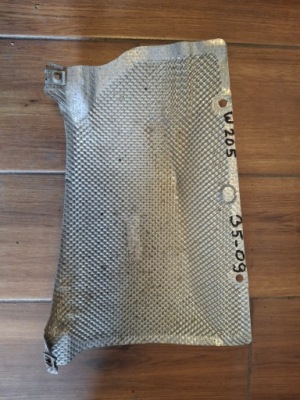 Mercedes w205 63 amg накладка теплова a2056801522 фото №1