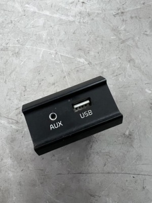 Kia rio iv port разъём соединитель aux usb оригинальный номер 96120-h8100 фото №1