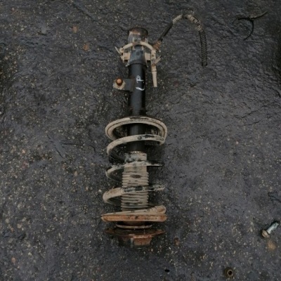 Kia sportage ii 2.0b амортизационная стойка левый 546612e500 фото №1