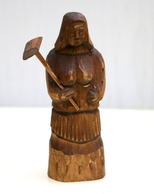 Drewniana rzeźba ludowa Baba z motyką
