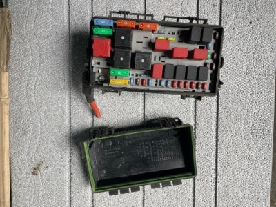 Fiat grande punto модуль коробка предохранителей 51737884 фото №1