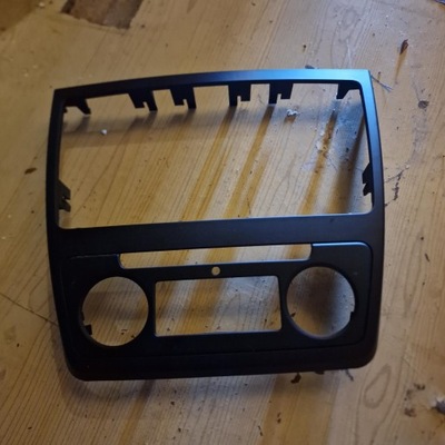 Рамка радио skoda yeti 5l0858069h фото №1