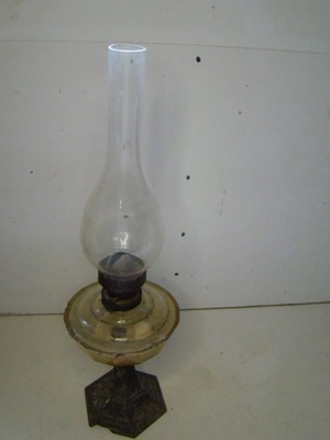 stara lampa naftowa z kominkiem stojąca