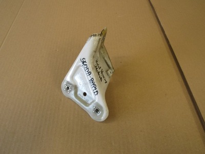 Skoda rapid кронштейн крила правий фото №1