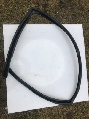 Прокладка напрямна вікон перед audi q7 4l0837440b фото №1