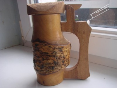 stary drewniany kufel