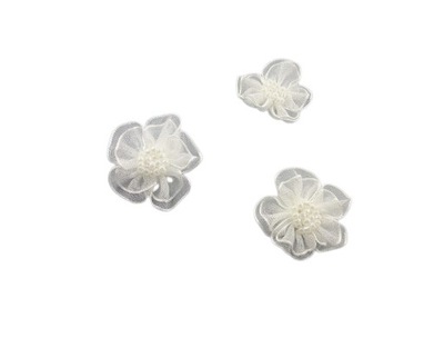 Aplikacja kwiatek z szyfonu z białymi koralikami