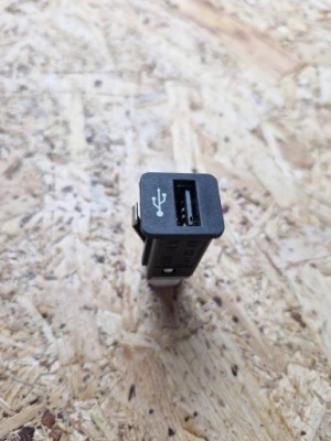 Роз'єм usb задня bmw 7 f01 f02 f03 f04 916719601 фото №1