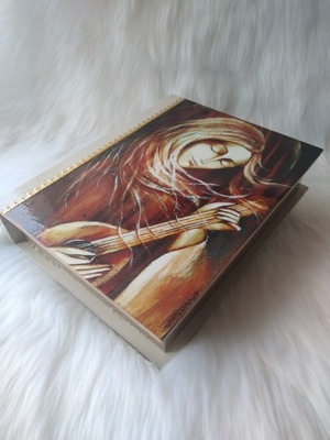 szkatułka-księga z aniołem z mandoliną