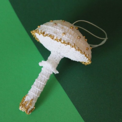 Grzybek szydełkowy ręcznie robiony biało-złoty
