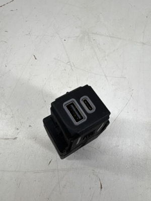 Maserati grecale 2023 роз'єм / з'єднувач usb фото №1