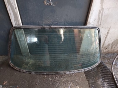 Скло задня задній mercedes w123 sedan фото №1