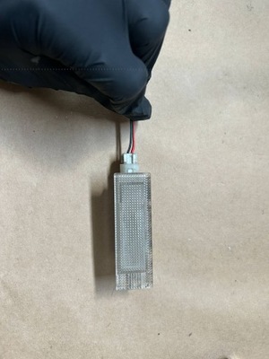 LAMPKA OŚWIETLENIA WNĘTRZA SCHOWKA 0700800 OPEL ASTRA II G