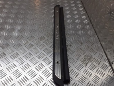 Молдинг поріг права зовнішня volvo v40 30818422 фото №1