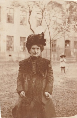 Kobieta w karakułach - ok. 1910 - podobno Lwów