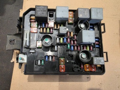 Коробка блок управління bsi запобіжників opel mokka 95263744 фото №1