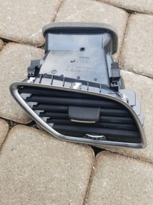 Решітка обдув права audi оригінальний номер 8u1820902e фото №1