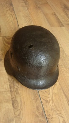 Hełm niemiecki M40 podziurawiony