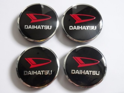 4X DANGČIAI DANGTELIAI EMBLEMOS : RATLANKIO DAIHATSU 56 MM JUODAI RAUDONOS 