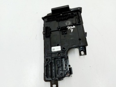Tesla y model y 24r. модуль комфорту 1657650-00-c фото №1