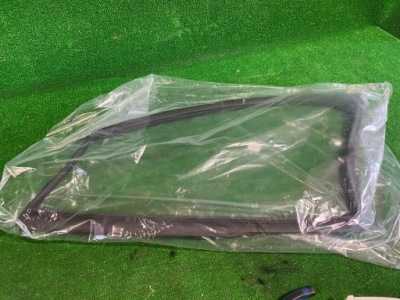 Направляющая стекло левая передняя прокладка porsche panamera 971 фото №1