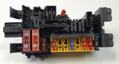 Коробка запобіжників mercedes w205 a2059067200 фото №1