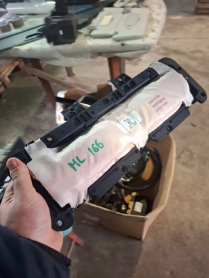 Mercedes w166 ml x166 air bag подушка w колени 1668600102 оригинал исправна фото №1