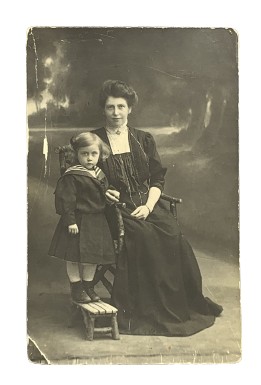 Stara pocztówka - portret kobiety z dzieckiem