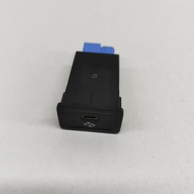 Mercedes-benz eqb 2024 роз'єм / з'єднувач usb фото №1