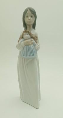 Figurka Nao LLadro Dziewczyna Z Lalka Porcelana