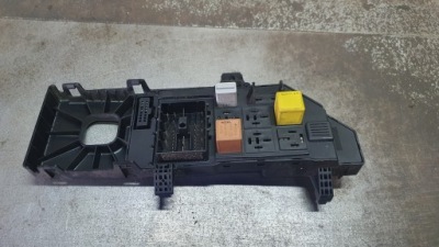 Opel vectra c - коробка предохранителей 13223678 фото №1
