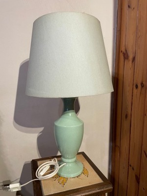 Piękna ceramiczna lampa stołowa