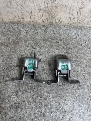 Петля дверь правый задний  mazda 3 bm 2013-2017 38p фото №1