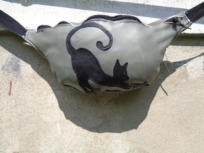 Artystyczna skórzana nerka z kotem. Handmade