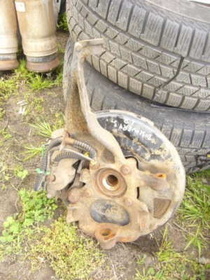 Land rover discovery iii 3 , 2.7 td v6 поворотний кулак перед ліва фото №1