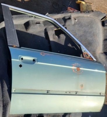 Двері праве передні перед r bmw 3 e30 4d фото №1