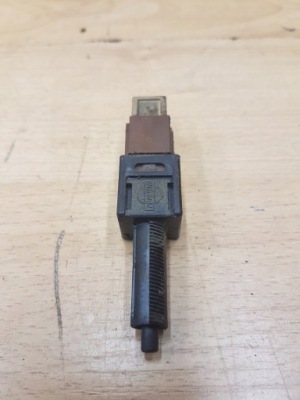 Датчик стоп педалі гальма nissan primera p11 фото №1