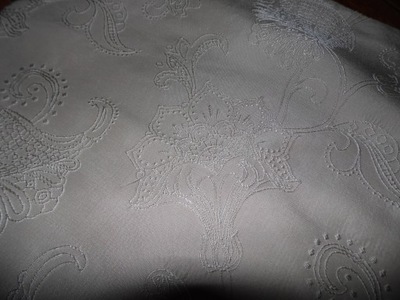 Beżowa poszewka na poduszke z haftem - 44 cm x 44 cm
