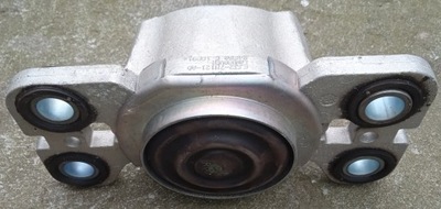 Land rover оригинальный номер ej32-7m121-ad кронштейн подушка двигателя фото №1