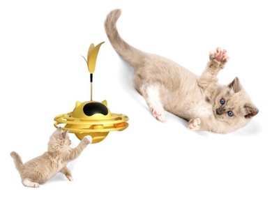 zabawka dla kota z piłeczkami w kształcie UFO z piórkiem